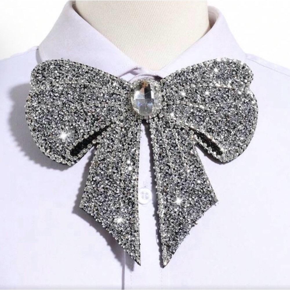 ✨NEW Sparkling Silver Crystal Bow Brooch